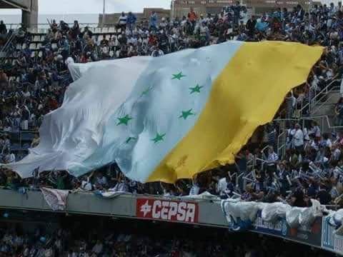 Independentistas canarios ondean la bandera de las Siete Estrellas Verdes en el estadio Heliodoro Rodríguez López./