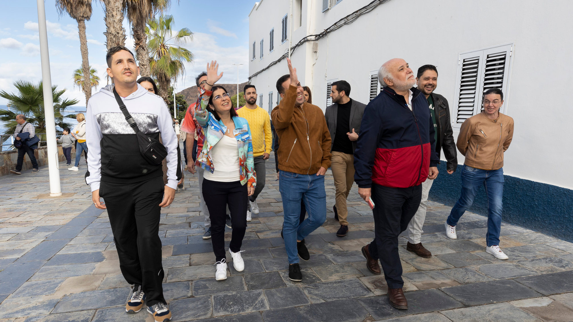 La candidata a la alcaldía de Las Palmas de Gran Canaria, Carolina Darias, en su visita a La Isleta. /EFE