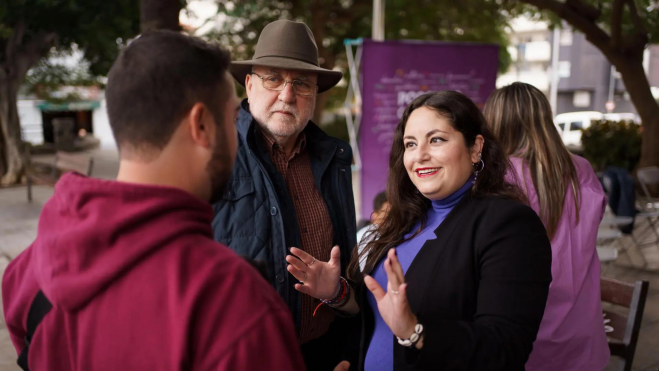 La Coordinadora General de Podemos Canarias, Laura Fuentes (d) y el candidato a la presidencia del Cabildo de Tenerife por Podemos, Manuel Marrero (c). /EFE