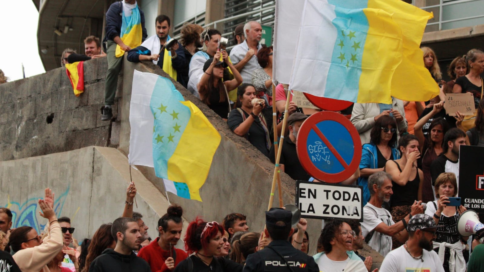 Jóvenes tinerfeños ondean la bandera independentista en una manifestación contra Cuna del Alma en Santa Cruz de Tenerife./ Álvaro Oliver González (AH)