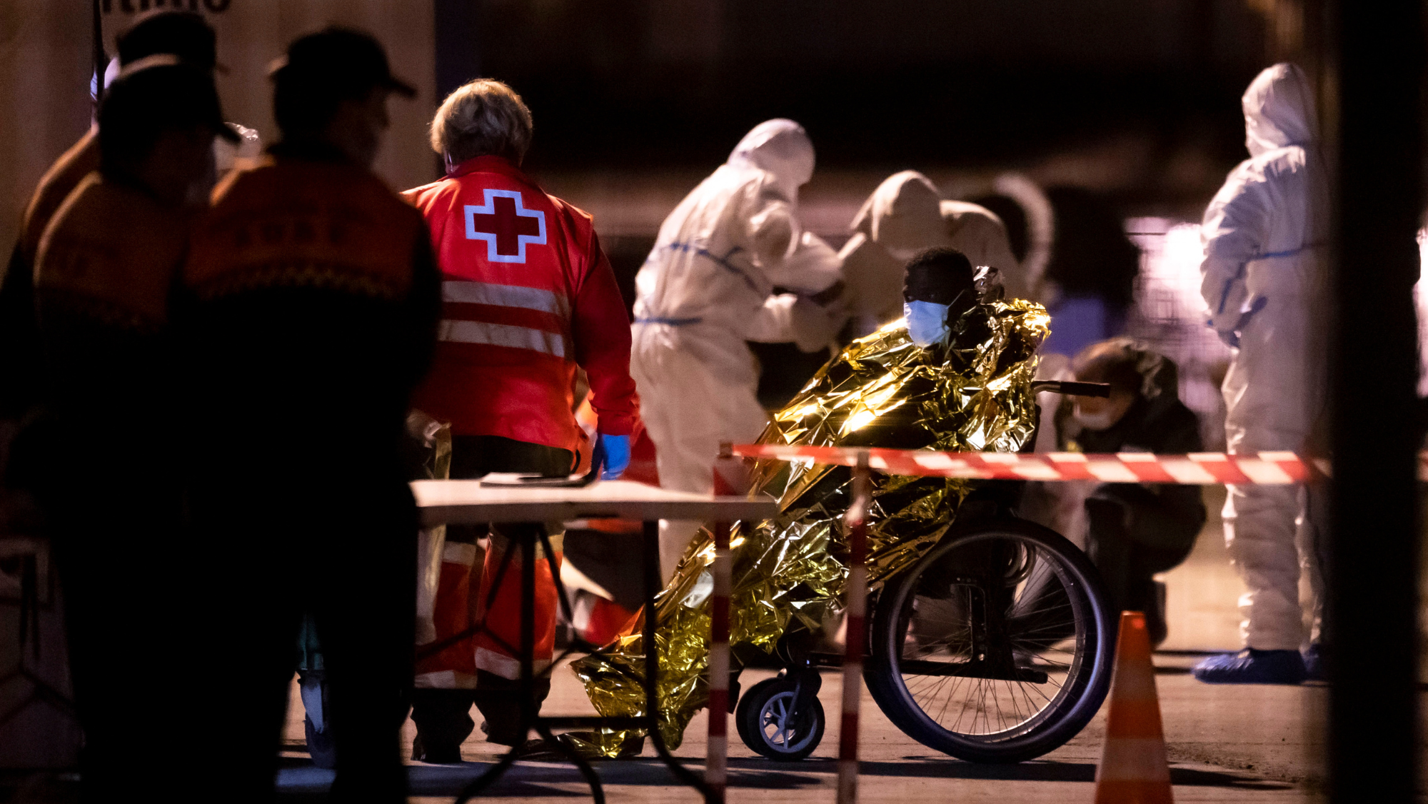 Uno de los 23 migrantes rescatados a su llegada al puerto de los Cristianos, en Tenerife, en la madrugada de este domingo. Seis personas han fallecido a bordo de una lancha neumática localizada esta medianoche al sur de la isla canaria de Tenerife. / EFE