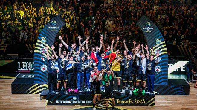 Los jugadores del CB Canarias recogen la tercera Copa Intercontinental conquistada por el club en las últimas seis ediciones de la competición./ Twitter CB Canarias. Los jugadores del CB Canarias recogen la tercera Copa Intercontinental conquistada por el club en las últimas seis ediciones de la competición./ Twitter CB Canarias.