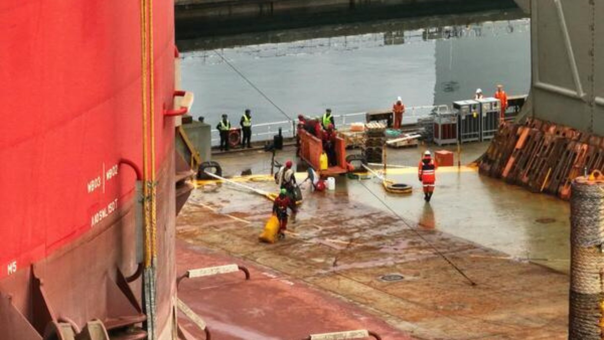 Activistas de Greenpeace (de rojo y con cascos) se bajan del barco de Shell que transportaba a Noruega una plataforma petrolífera./ Greenpeace