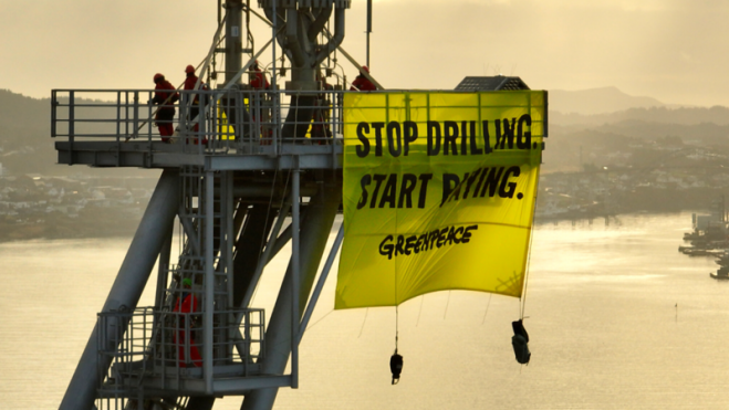 Pancarta colgada por Greenpeace en el barco de Shell. / Greenpeace