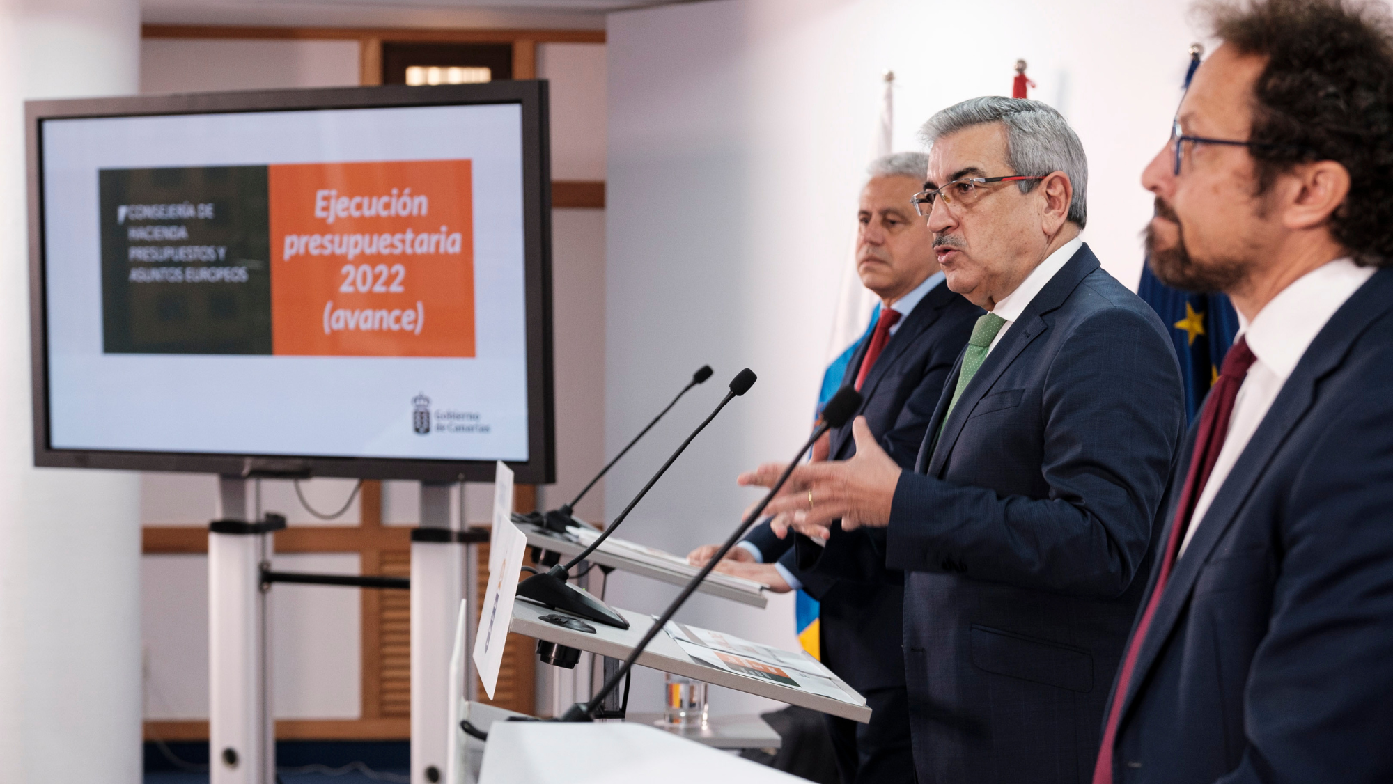 Román Rodríguez durante la rueda de prensa junto a Fermín Delgado, viceconsejero de hacienda. / EFE / Ángel Medina G. 