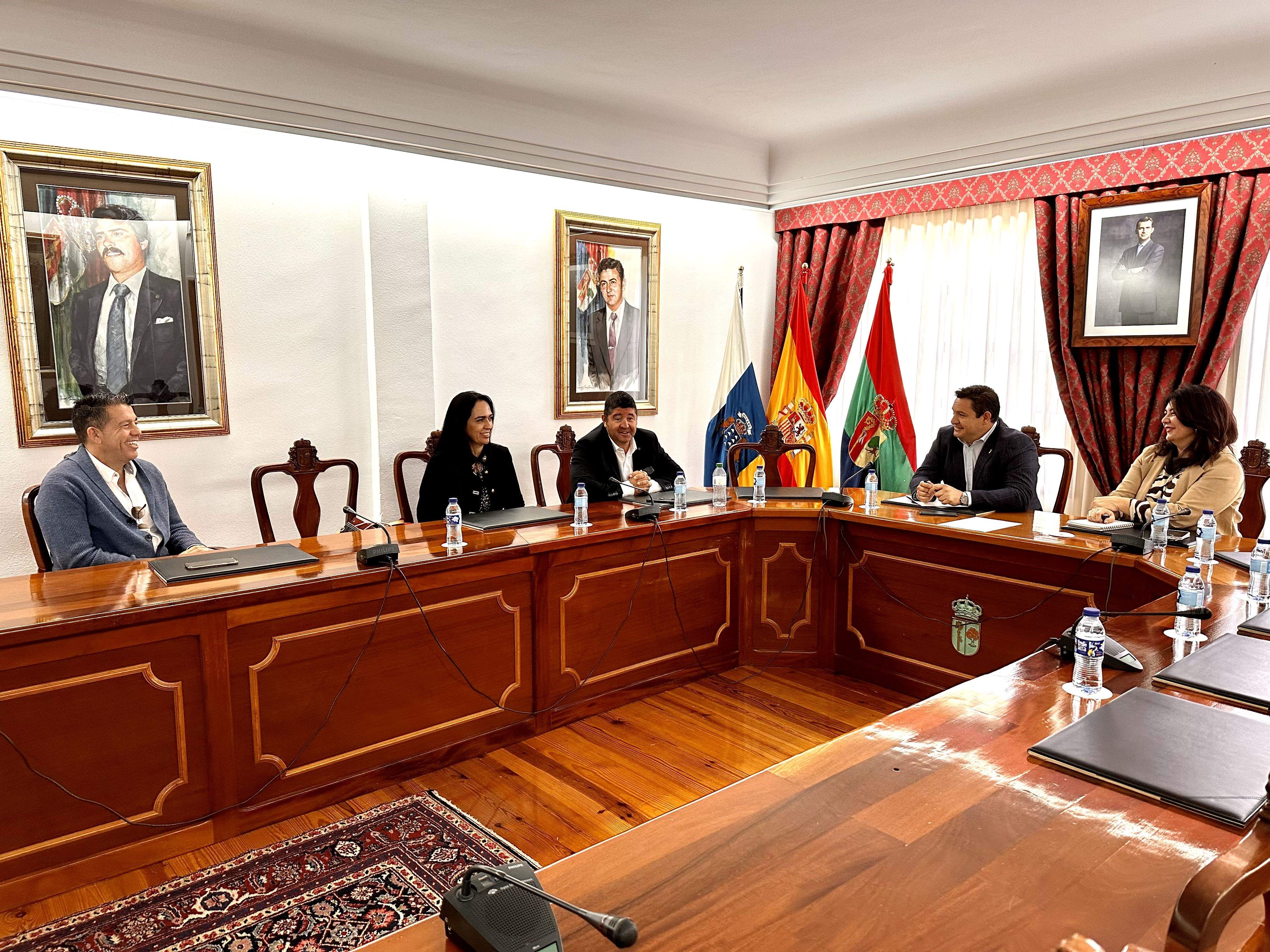Reunión entre el Ayuntamiento de Arona y el Círculo de Empresarios y Profesionales del Sur de Tenerife (CEST)./