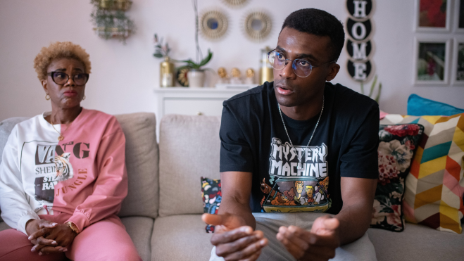 En la imagen, Rowland y Rachael Olajide conversan con EFE en su domicilio de Antigua, en Fuerteventura./ EFE/ Carlos de Saá