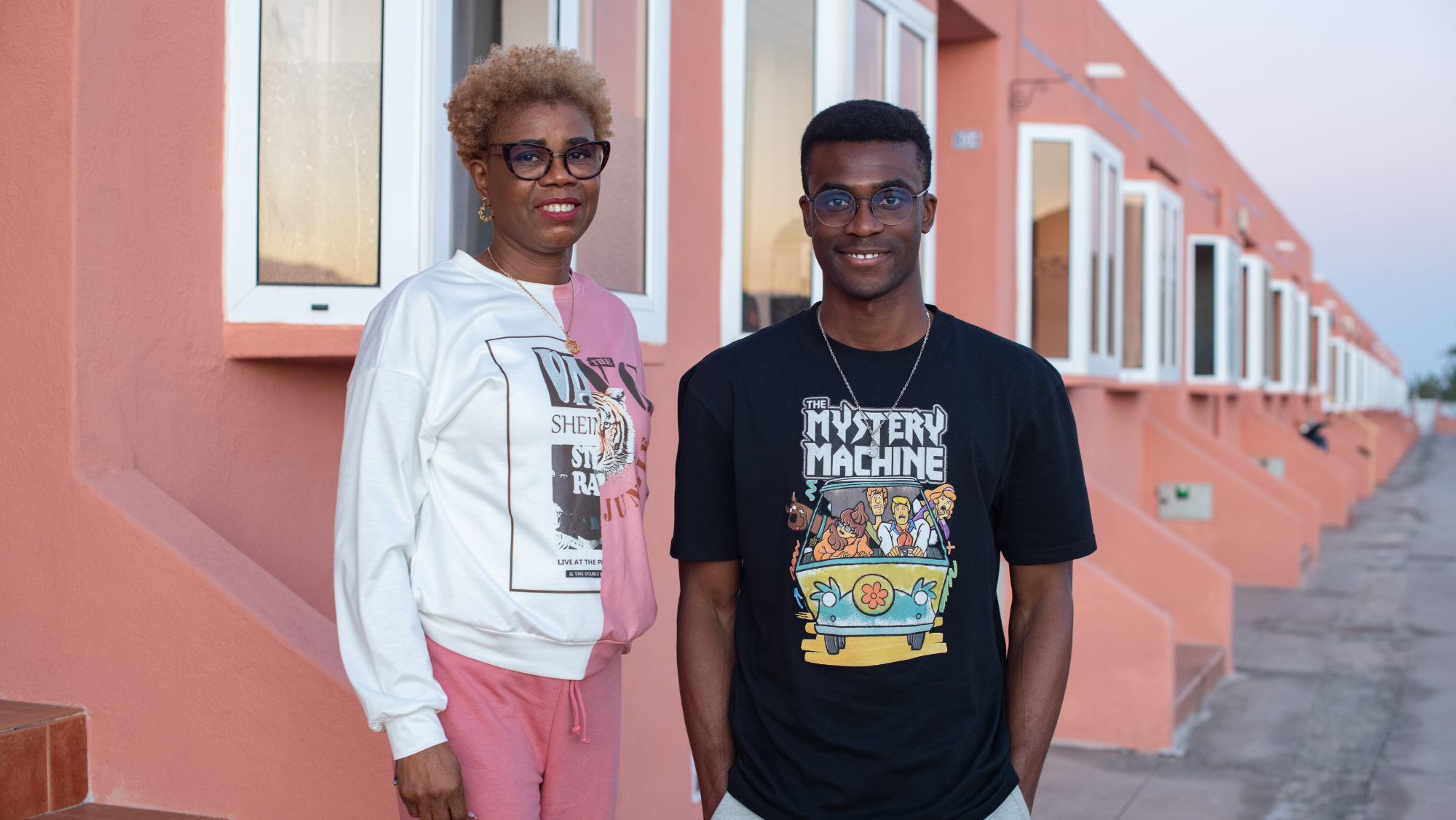En la imagen, Rowland y Rachael Olajide en su domicilio de Antigua, en Fuerteventura. .EFECarlos de Saá