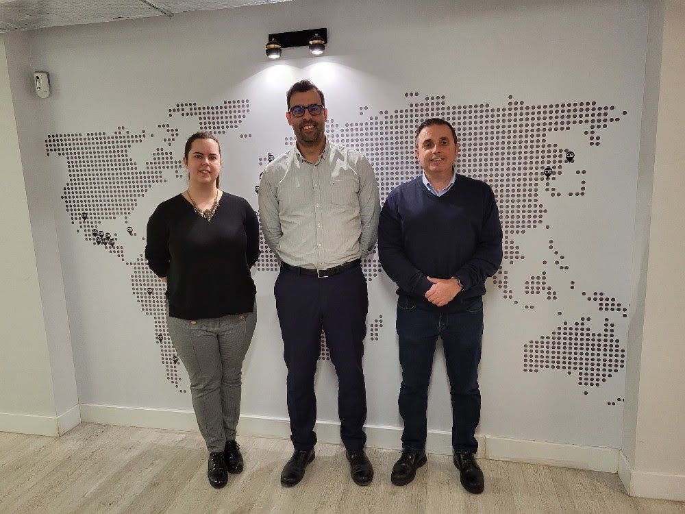 Lua Loira Hernández, coordinadora de Operaciones, Francisco J. Martell, director de CE Consulting Canarias, y  Victor Millán Belmonte, director del Área Jurídica./