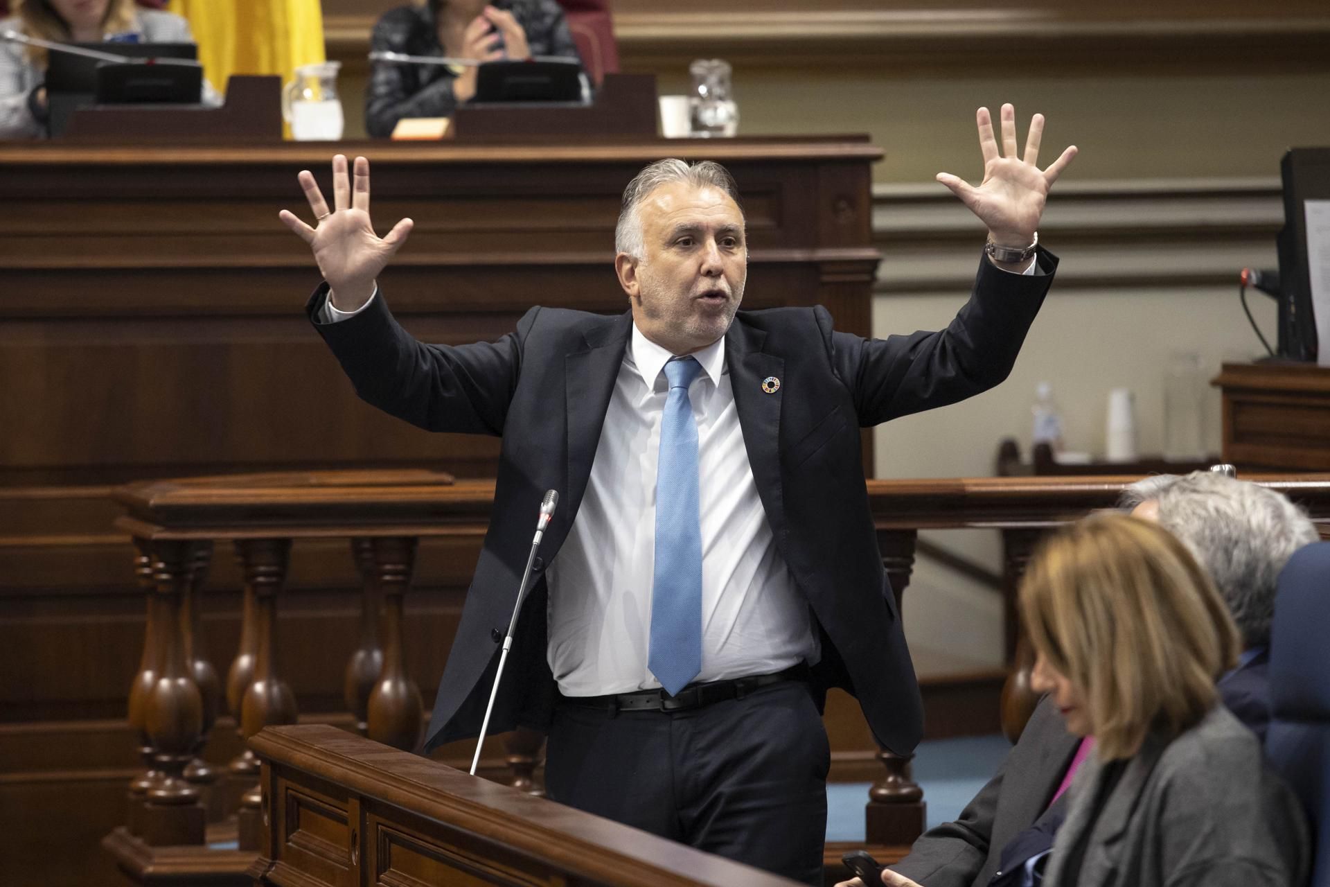 El presidente del Gobierno de Canarias, Ángel Víctor Torres, durante una intervención en el pleno del Parlamento de Canarias. /EFE/ Miguel Barreto