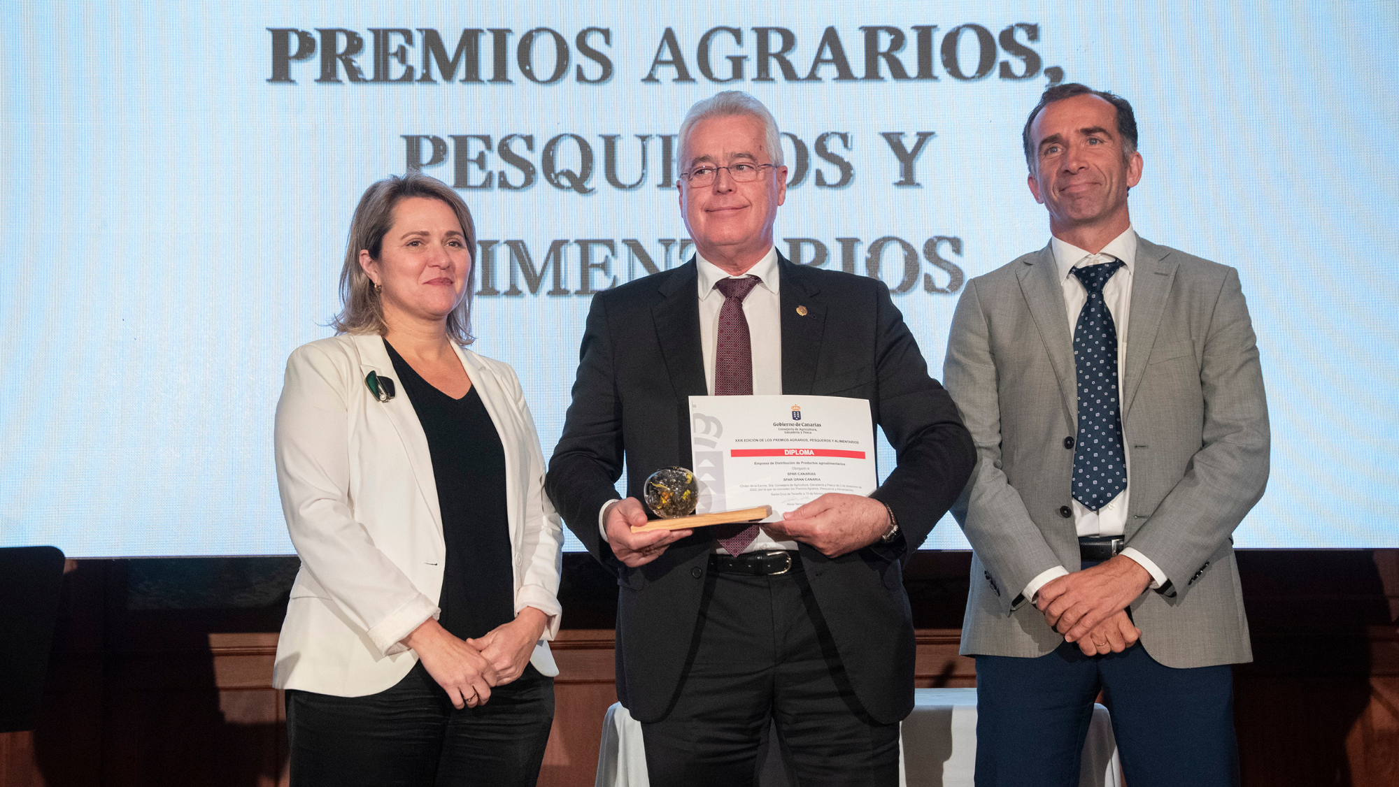 El presidente de SPAR Gran Canaria junto a las autoridades de la Consejería de Agricultura, Ganadería y Pesca./ SPAR