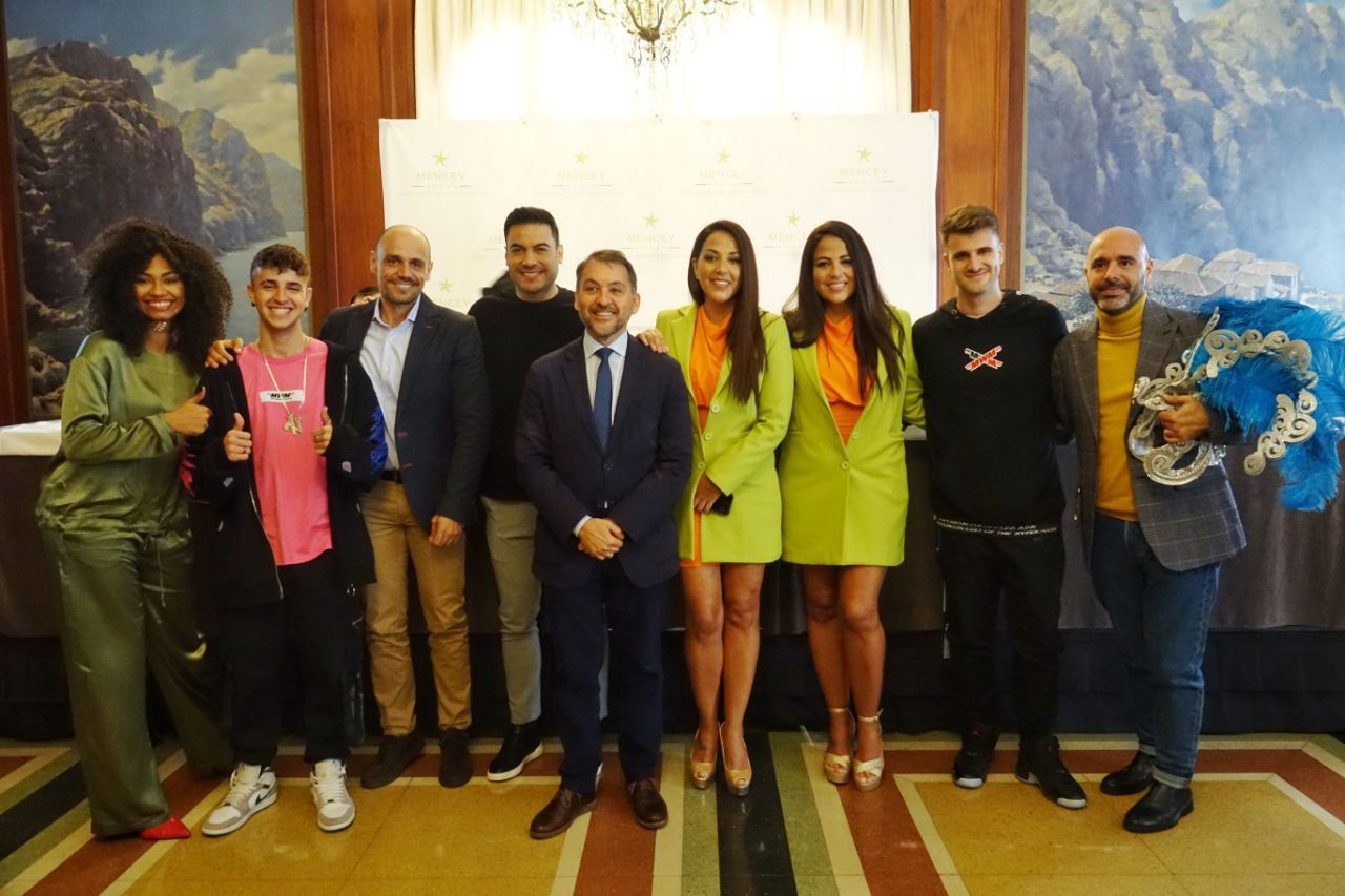 José Manuel Bermúdez (centro) y Alfonso Cabello (dos a la izquierda) presentan a los artistas de la Gala de la Reina 2023./ Cedida