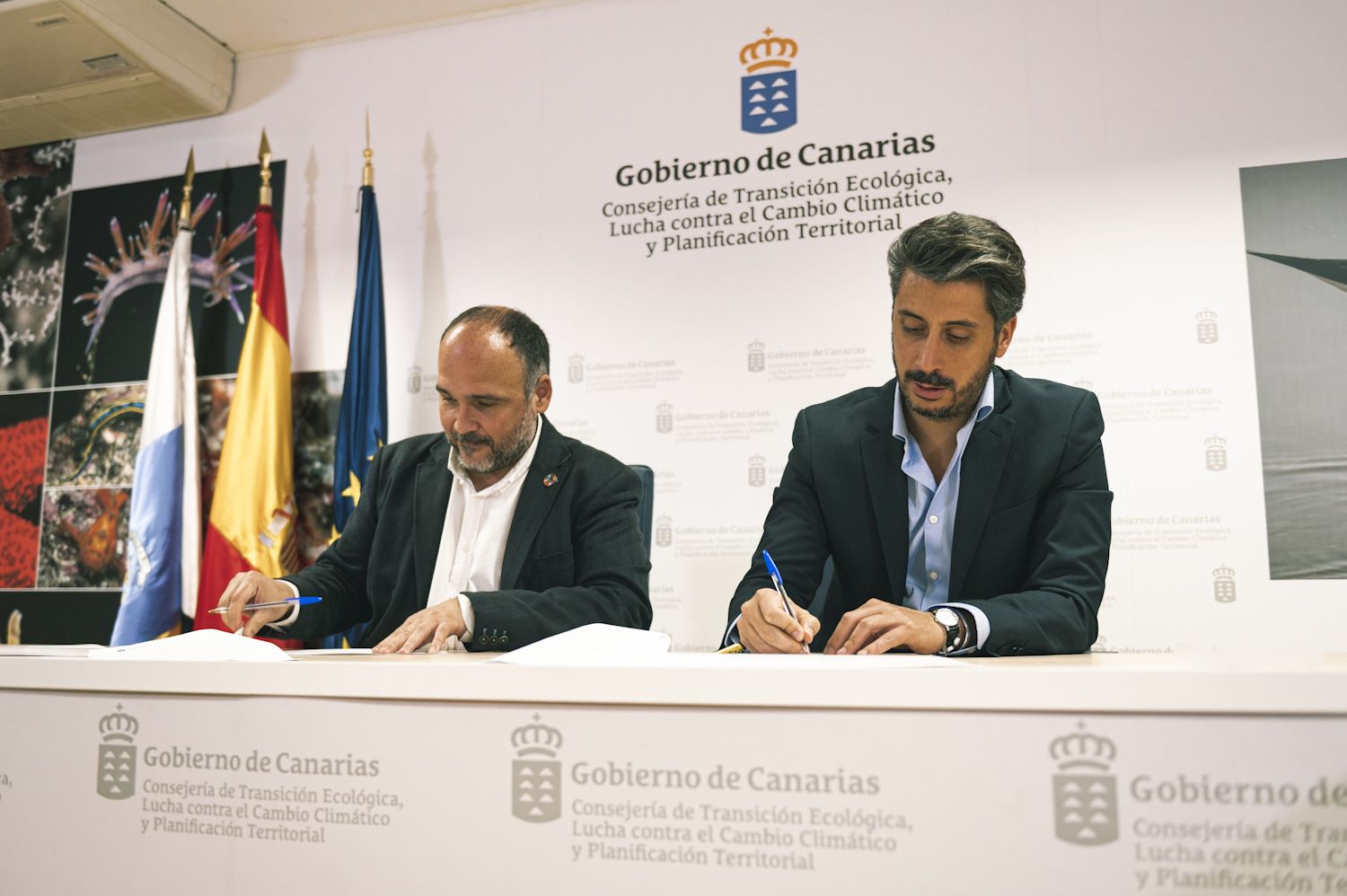  Luis Yeray Gutiérrez (derecha) y José Antonio Valbuena (izquierda) firman el protocolo para recuperar el humedal de La Laguna./ Cedida