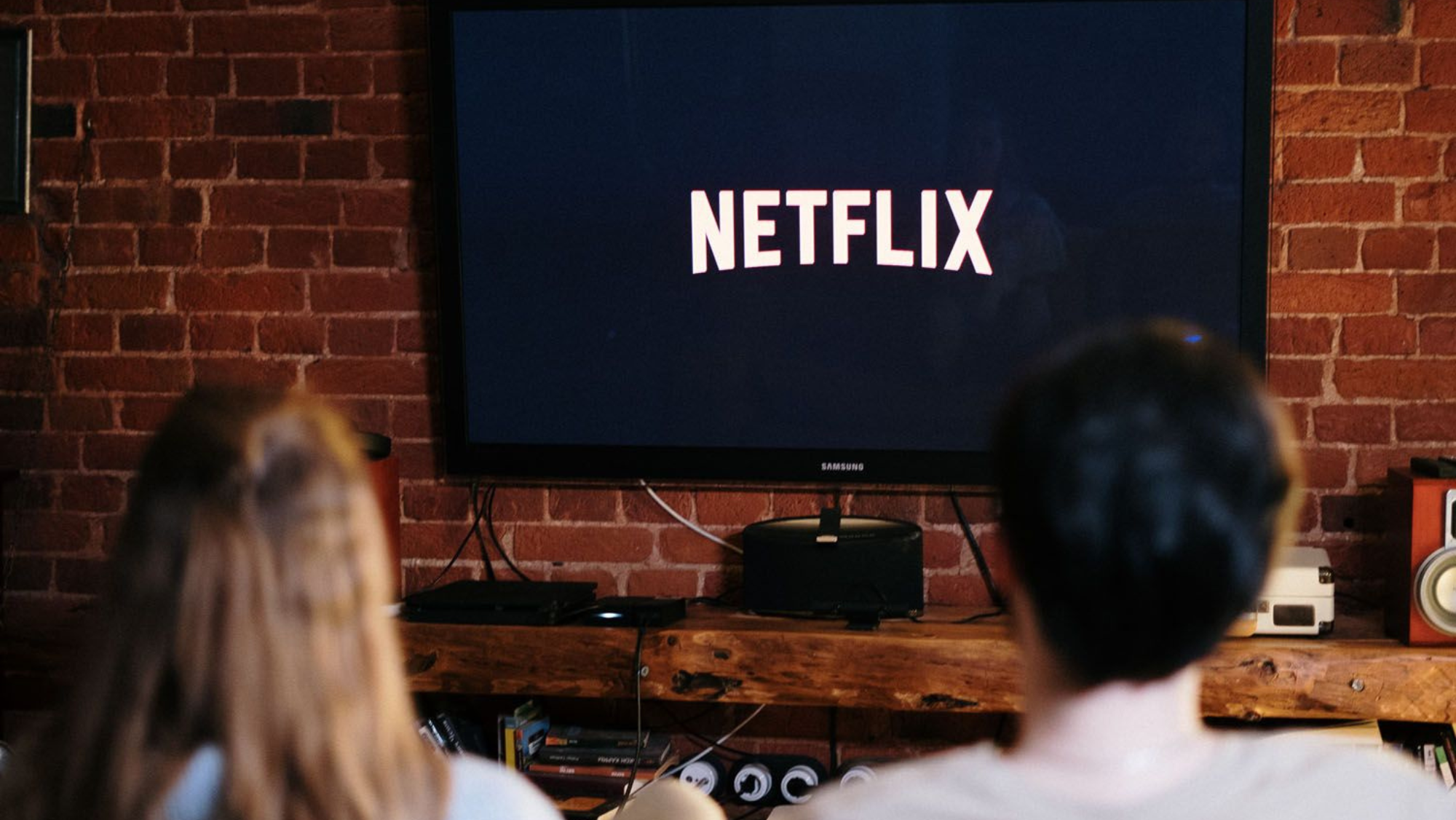 Dos personas utilizan Netflix.  PEXELS