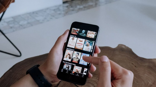 Un usuario en la interfaz de Netflix. / PEXELS