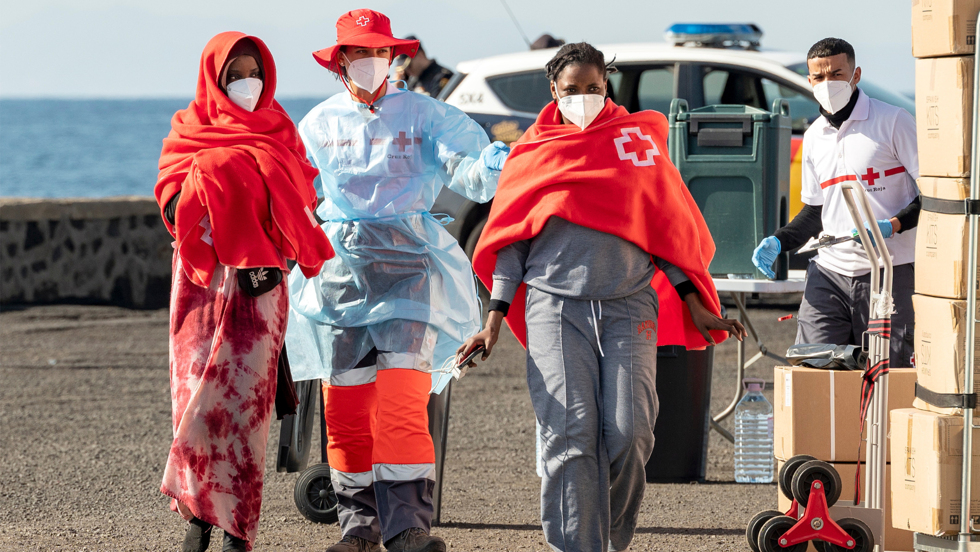 Personas migrantes llegan a un puerto tras ser rescatadas por Salvamento Marítimo. /EFE