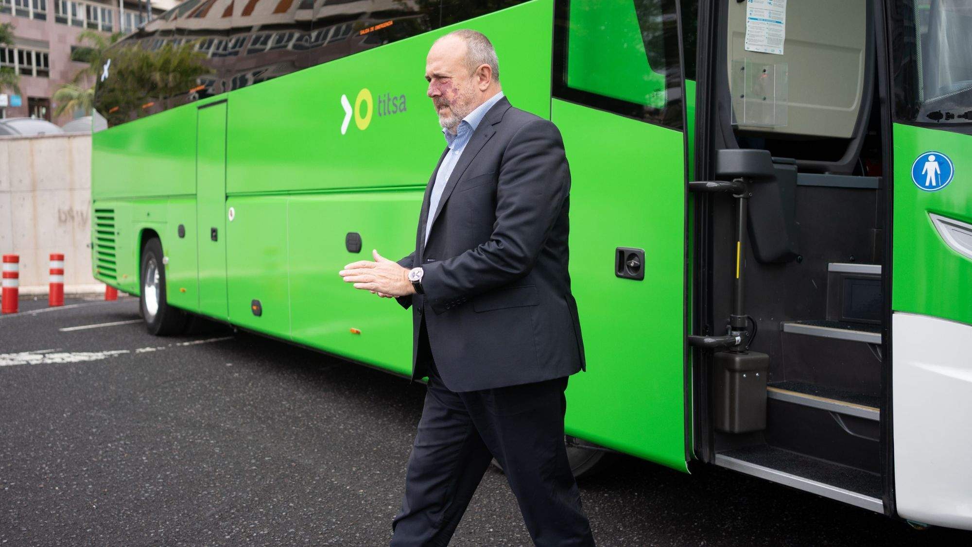 El consejero insular de Movilidad y presidente de Titsa, Enrique Arriaga, junto a una de las nuevas guaguas. / Cedida El consejero insular de Movilidad y presidente de Titsa, Enrique Arriaga, junto a una de las nuevas guaguas. / Cedida