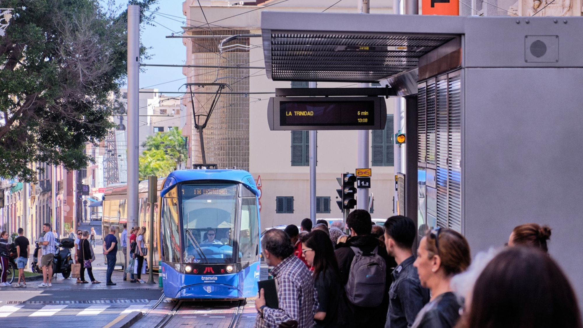 El tranvía de Tenerife llegando a unas de sus paradas en Santa Cruz de Tenerife. / Cabildo de Tenerife