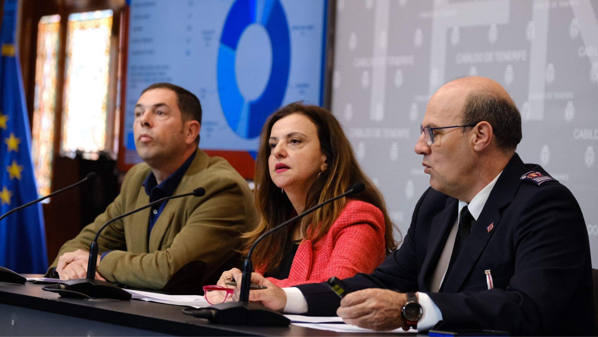 El director insular de seguridad, Rubén Fernández, la consejera de Seguridad del Cabildo, Isabel García, y el oficial jefe de Bomberos, Florencio López. / Cedida