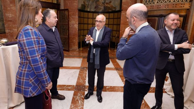 Antonio Morales, en la imagen, dialoga con Mapi Quintana (Antena3), Antonio Cacereño (La Provincia) y Francisco Suárez (Canarias7). / Elvira Urquijo A. (Efe)