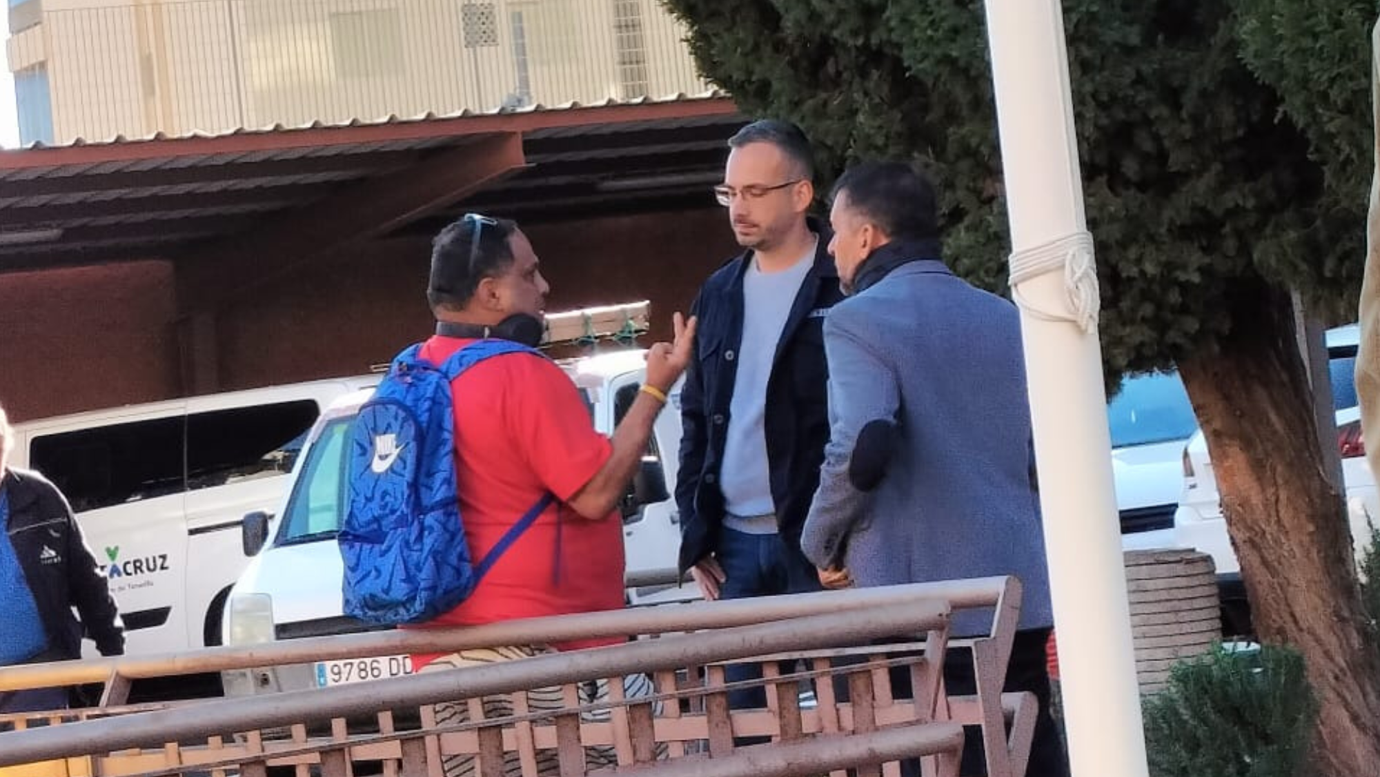 Un hombre habla con el alcalde de Santa Cruz, José Manuel Bermúdez (derecha, de espaldas), y el concejal de Administración Electrónica y Tecnología, Javier Rivero (centro), sobre los problemas sociales y su situación personal adversa./ AH