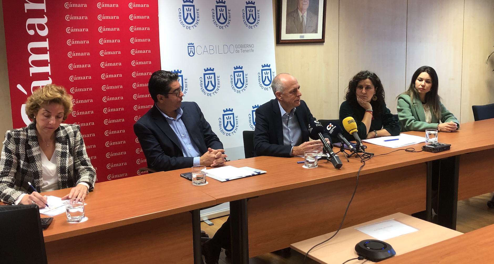 La directora general de la Cámara de Comercio, Lola Pérez; el presidente del Cabildo de Tenerife, Pedro Martín; el presidente de la Cámara de Comercio de Santa Cruz de Tenerife, Santiago Sesé; 