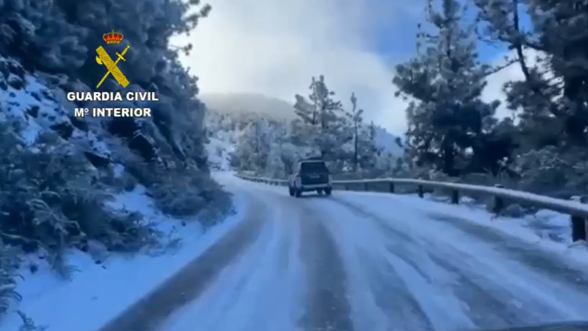 La Guardia Civil circula por el Parque Nacional del Teide tras la nevada de las últimas horas. / Guardia Civil