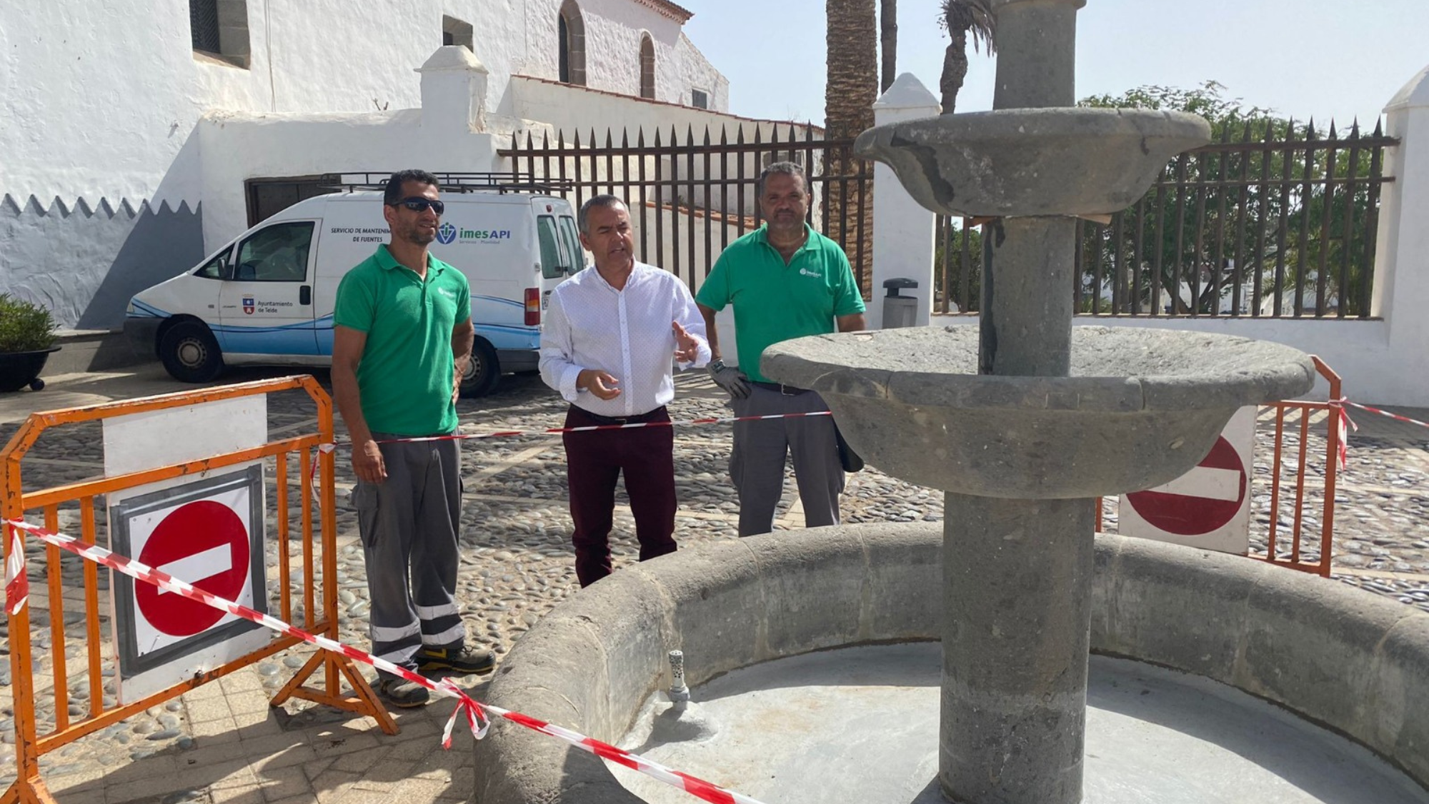 Álvaro Monzón, concejal de Parques y Jardines de Telde en la fuente dañada.Ayuntamiento de Telde.Servimedia