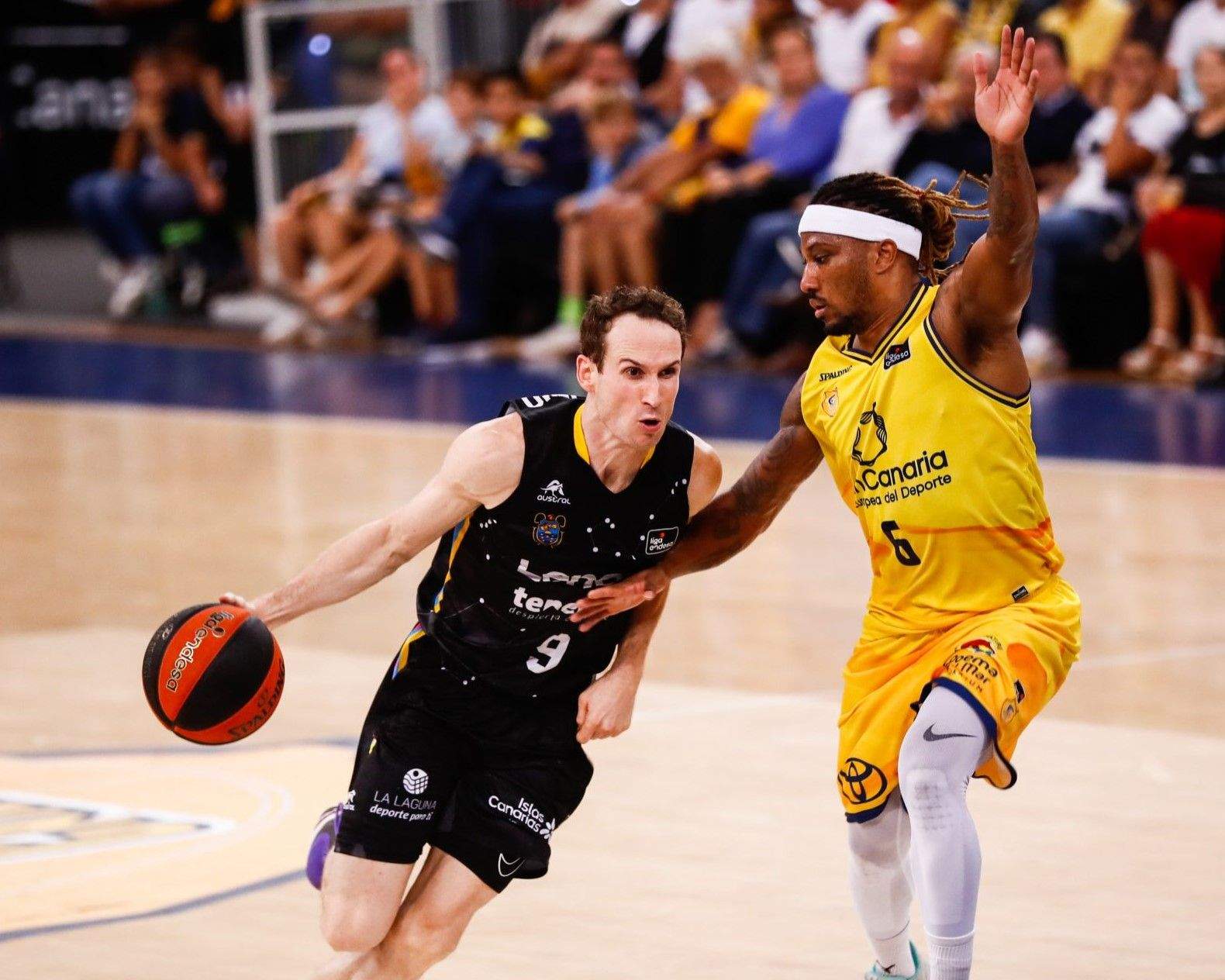 Marcelinho y Albicy en una jugada del último derbi liguero, disputado en Gran Canaria, en el que se impusieron los aurinegros./ Canarias