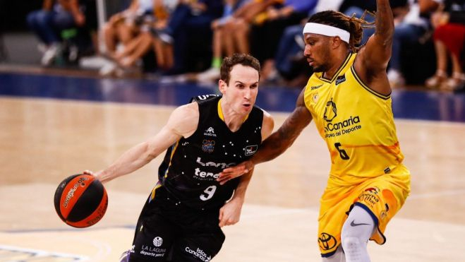 Marcelinho y Albicy en una jugada del último derbi liguero, disputado en Gran Canaria, en el que se impusieron los aurinegros./ Canarias Marcelinho y Albicy en una jugada del último derbi liguero, disputado en Gran Canaria, en el que se impusieron los aurinegros./ Canarias