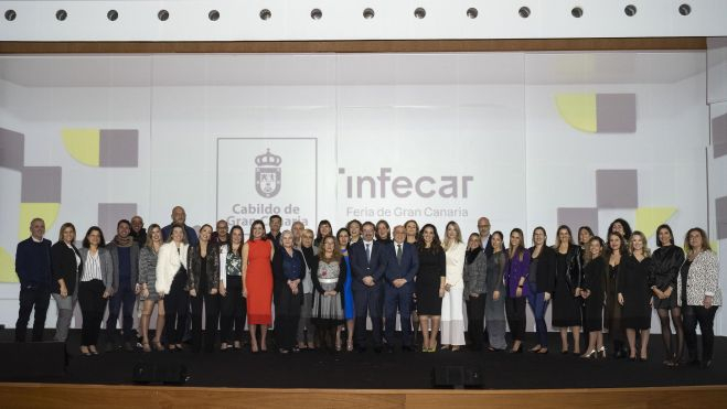 Foto de familia de los trabajadores de Infecar junto a Antonio Morales. / Cabildo de Gran Canaria