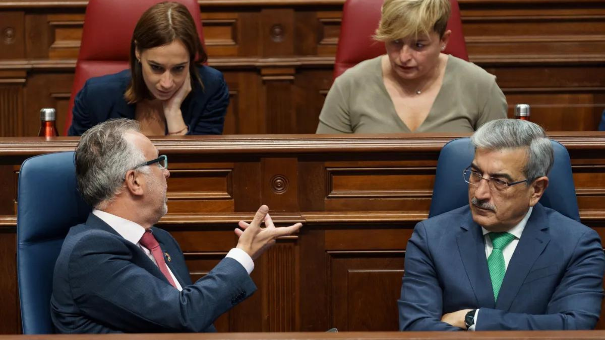 El presidente de Canarias, Ángel Víctor Torres (i), conversa con las diputadas del PSOE Nira Fierro (i) y Nayra Alemán (d) en presencia del consejero de Hacienda, Román Rodríguez (d), durante un pleno del Parlamento de Canarias. /EFE