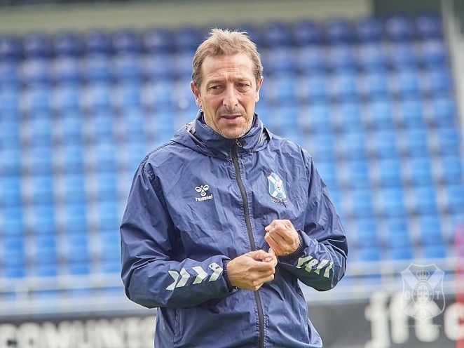 El entrenador del CD Tenerife declaró sentirse decepcionado por las dificultades técnicas del VAR que perjudicaron al equipo en Granada./ CD Tenerife.