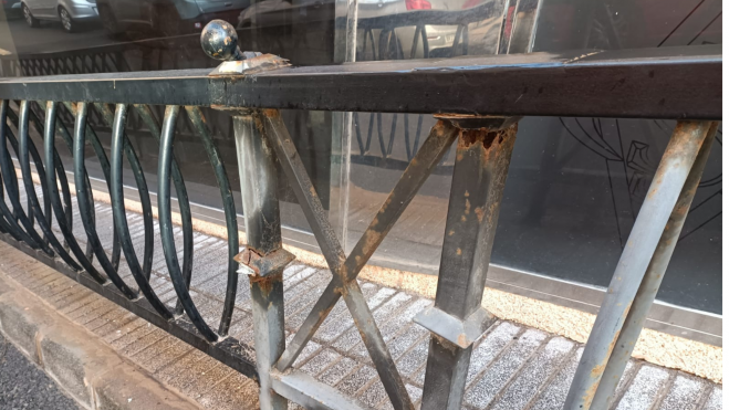 La barandilla de Calle La Guaira, en La Minilla. / Atlántico Hoy La barandilla de Calle La Guaira, en La Minilla. / Atlántico Hoy