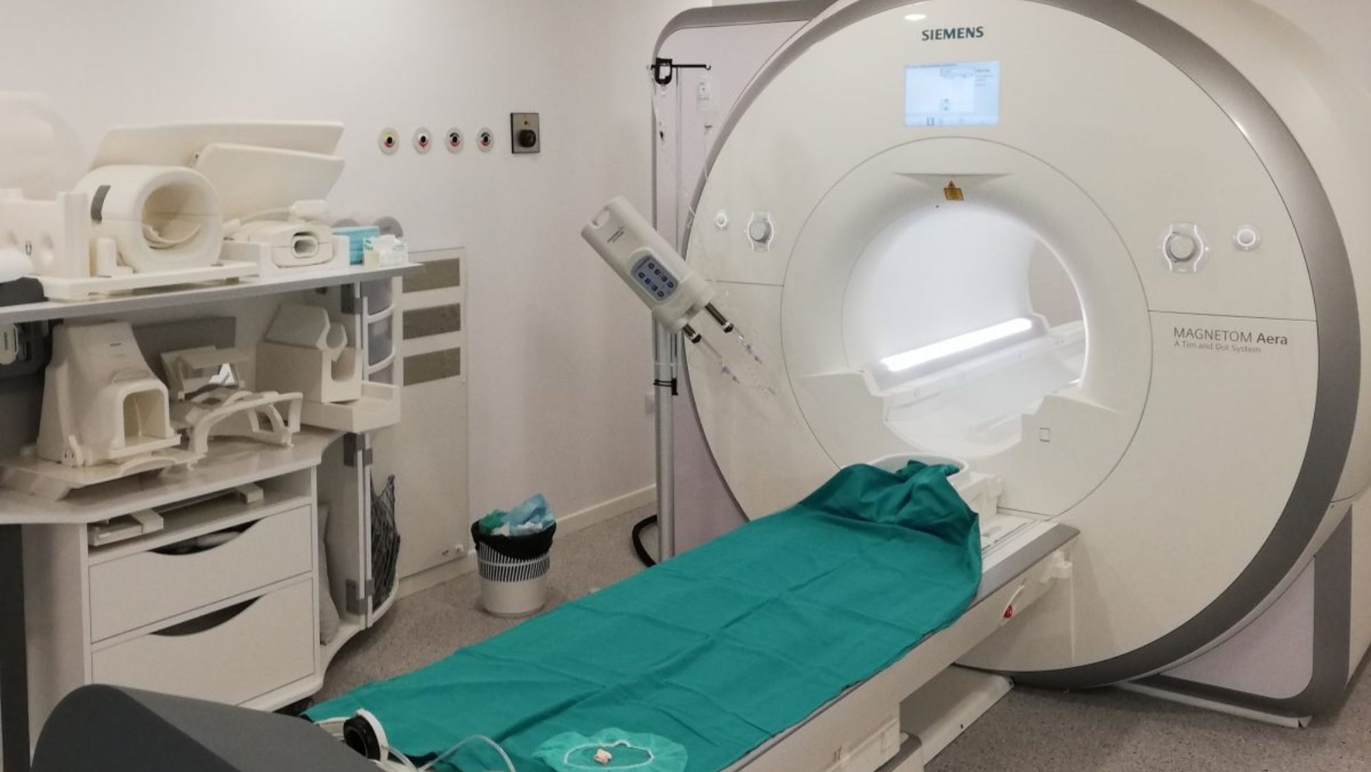 Aparato del SCS para realizar resonancias magnéticas nucleares. / Consejería de Sanidad