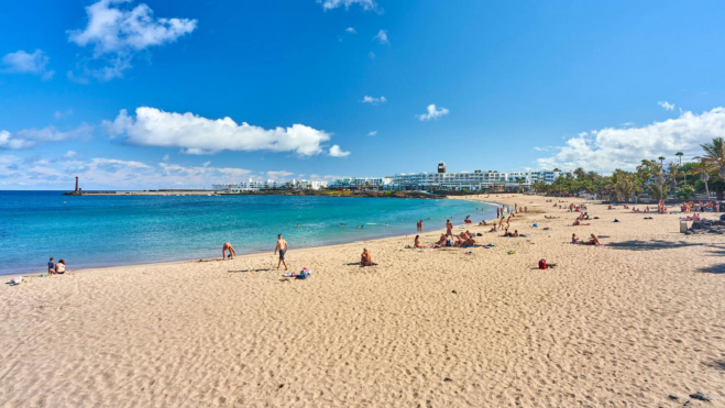 Playa de Las Cucharas, en Lanzarote. / Hola Islas Canarias