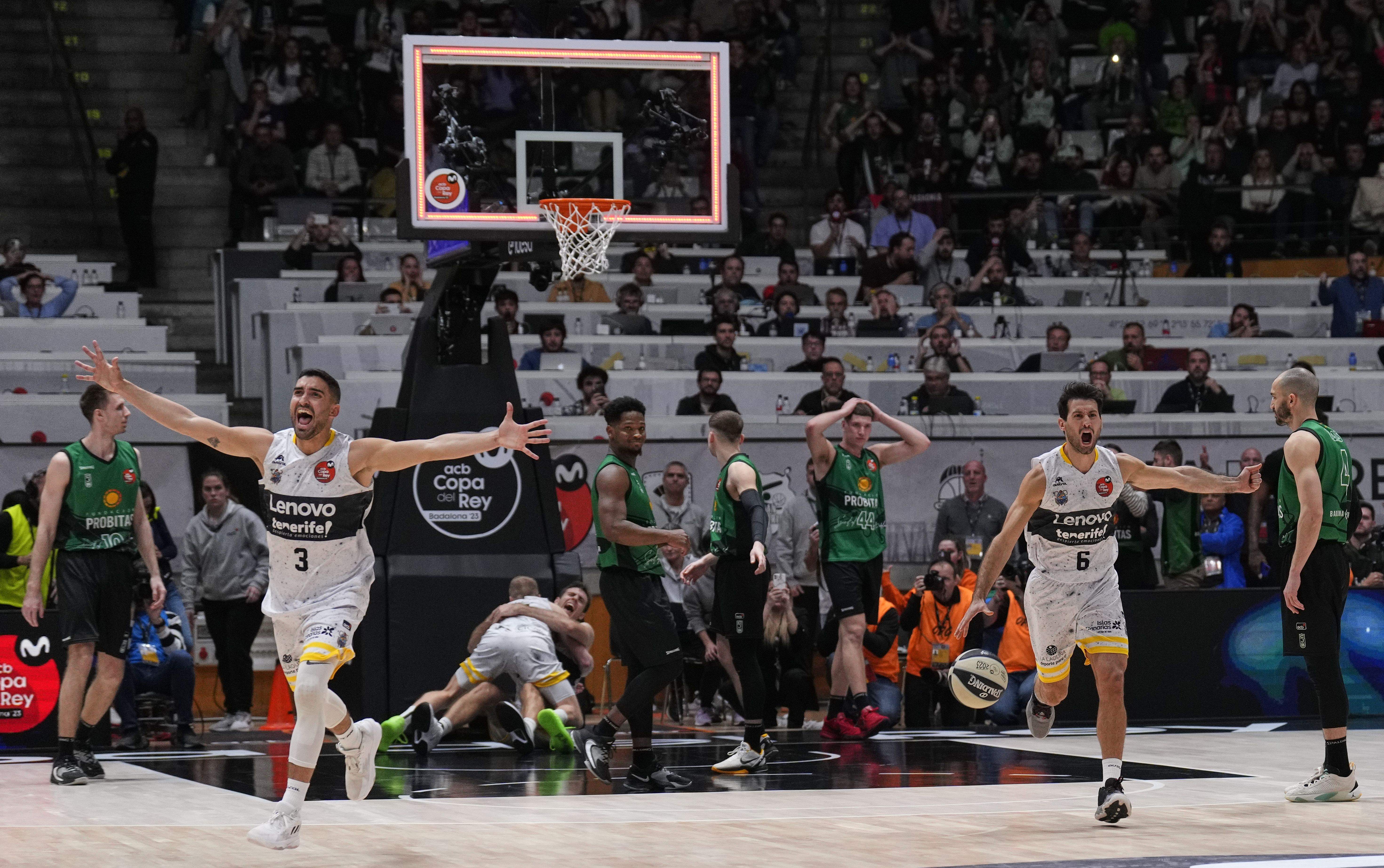 Jaime Fernández y Fitipaldo celebran la victoria mientras Salin abraza a Abromaitis bajo el aro tras el tapón decisivo a Joel Parra./ EFE.