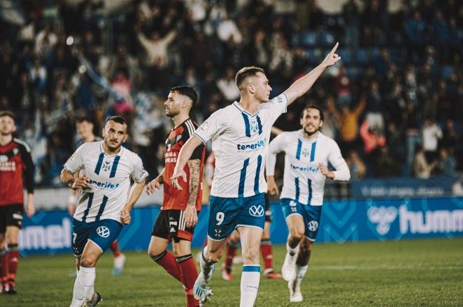 Borja Garcés dedica a la grada el gol de la victoria del Tenerife ante el Mirandés./ CD Tenerife @sanacosta_