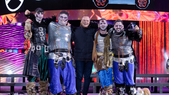 Murga Los Chancletas con el alcalde de la ciudad, Augusto Hidalgo. / Sociedad de Promoción 