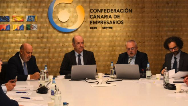 Pedro Ortega, en el centro de la imagen, preside el comité y la junta de la Confederación Canaria de Empresarios