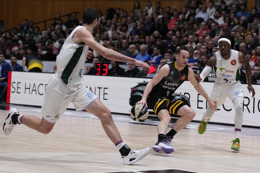 Marcelinho fue el máximo anotador y asistente del partido pero Unicaja acabó imponiéndose en la final al CB Canarias./ EFE.