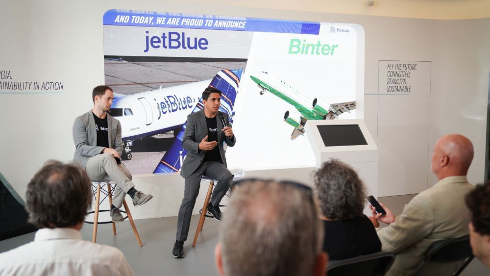 Presentación de Embraer-X y Binter en la que se anunció el inicio de los seis meses de prueba de Beacon, en verano de 2022./ Binter