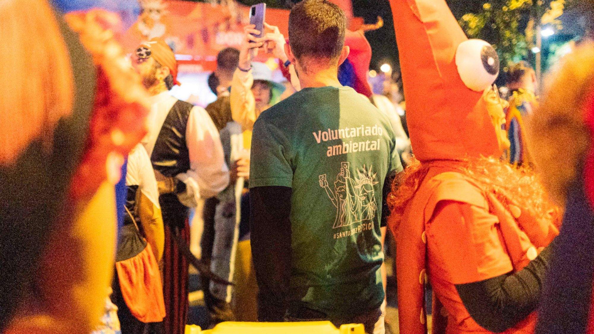 Un componente de la patrulla medioambiental en la noche del Carnaval de Santa Cruz. / @SCSostenible