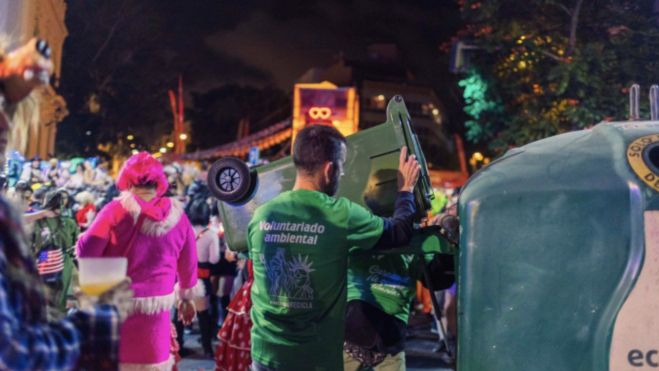 Un componente de la patrulla ambiental tira residuos al contenedor de vidrios. / SCSostenible