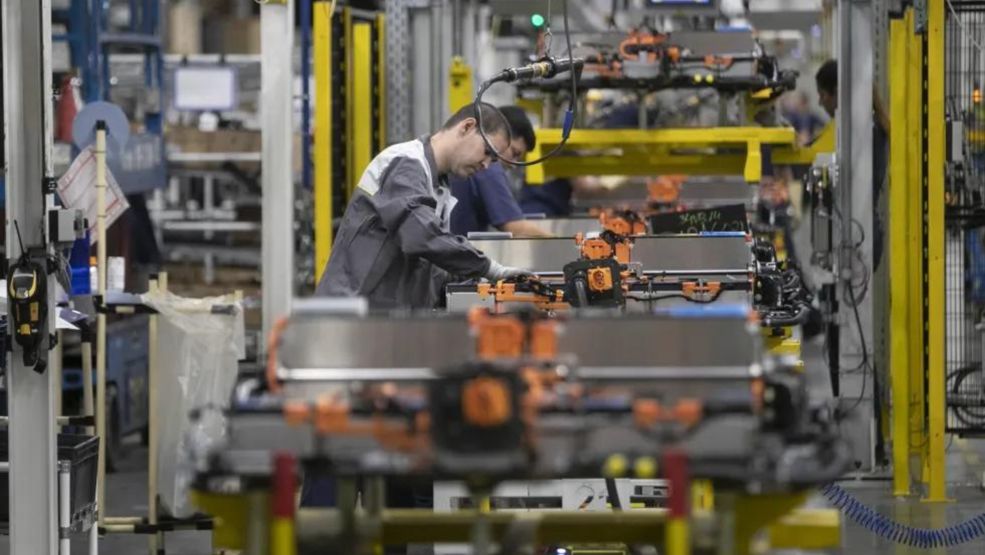 Un trabajador del sector industrial. /EFE