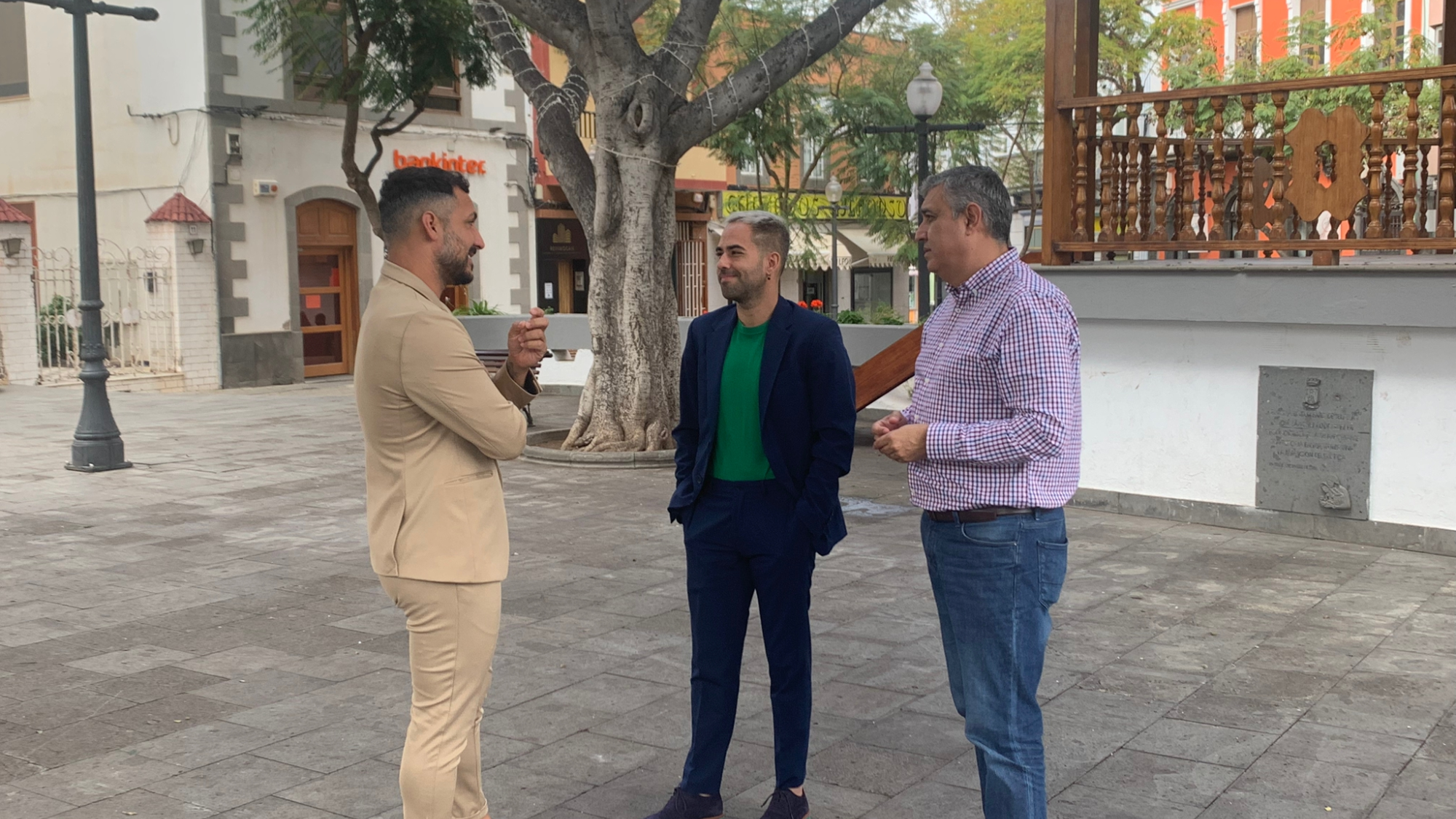 El pregonero junto al concejal de Festejos y el director artístico del carnaval de Telde. / Ayuntamiento de Telde