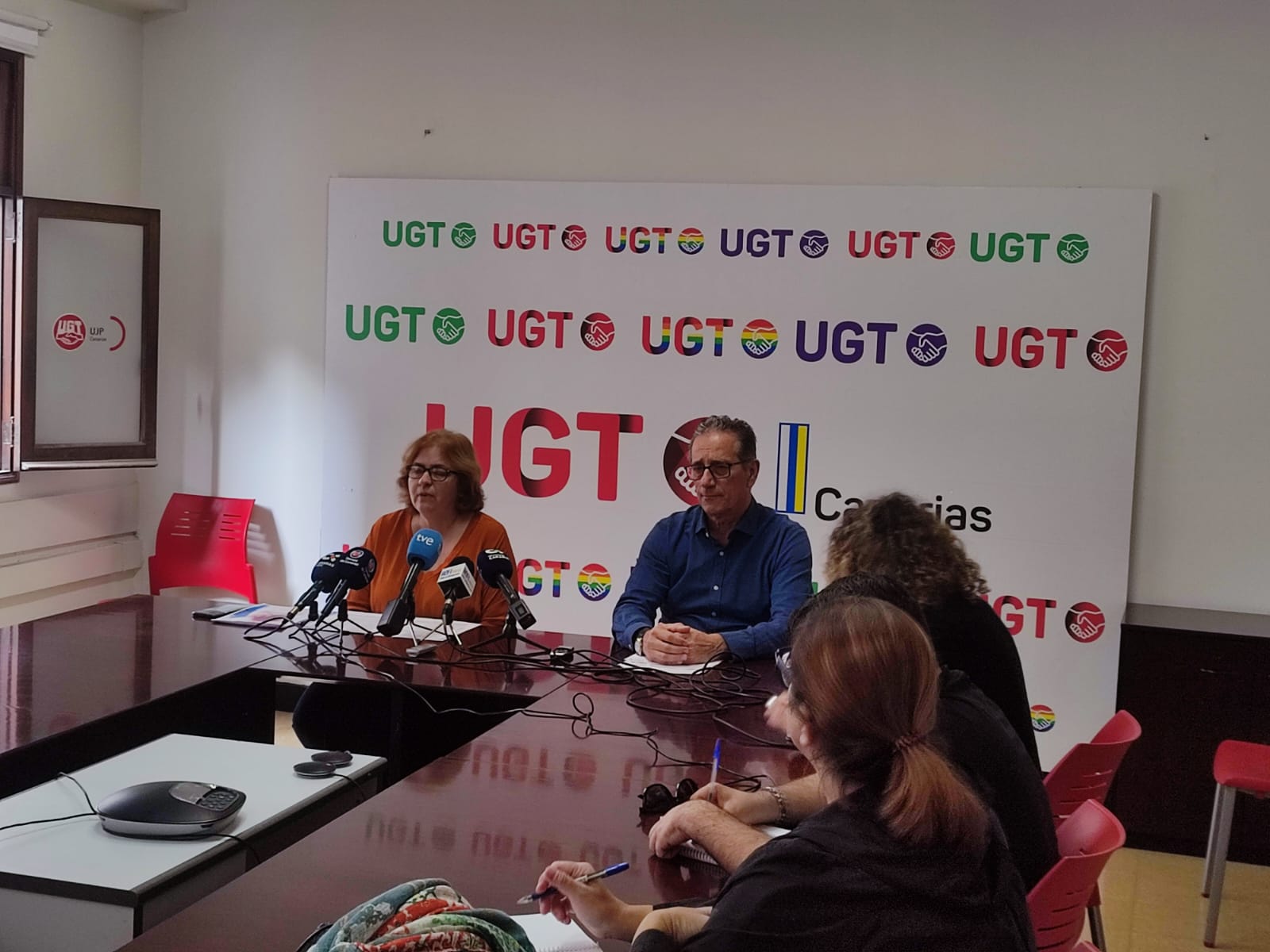 Mirna Ortega, secretaria igualdad de UGT Canarias, y Francisco González, vicesecretario general UGT Canarias y política sindical./