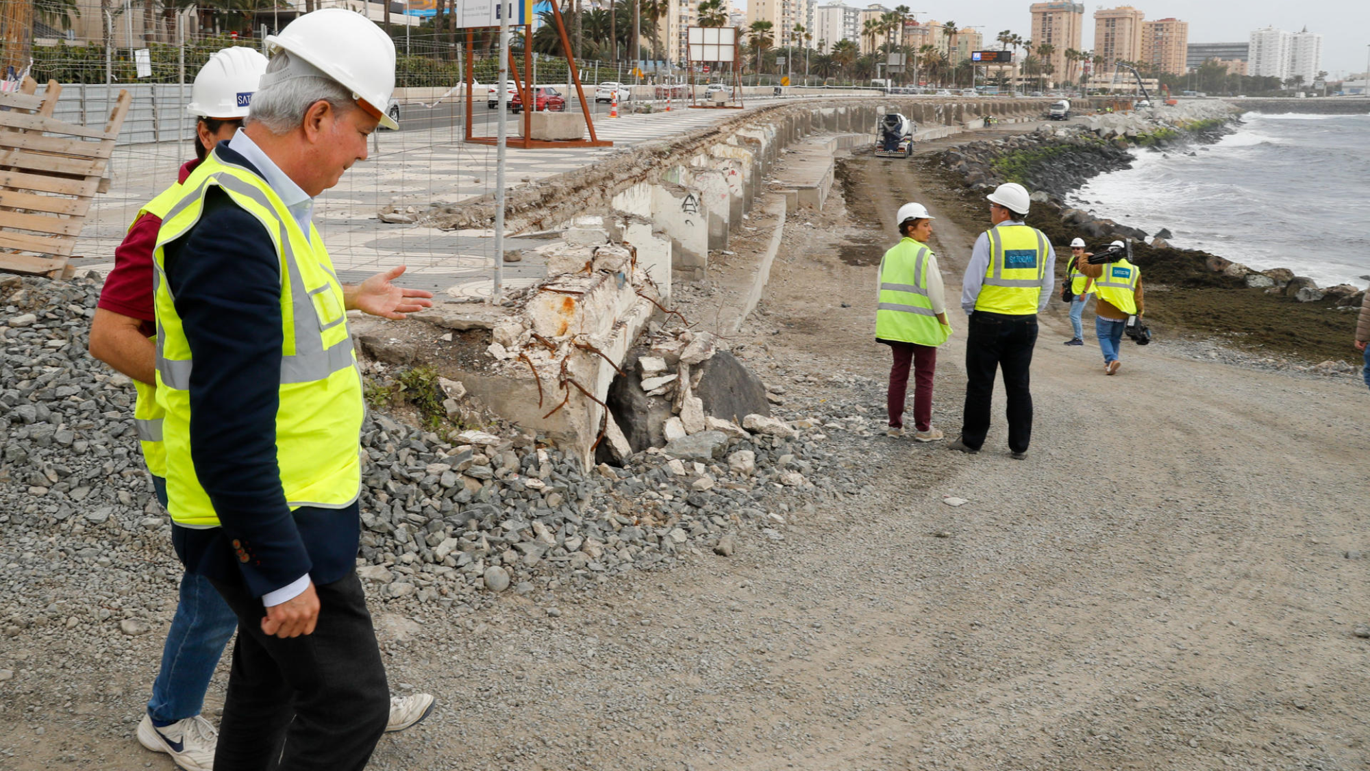Continúan los trabajos de reparación de la escollera de la Avenida Marítima, en el barrio de San Cristóbal de Las Palmas de Gran Canaria. EFE Elvira Urquijo A.