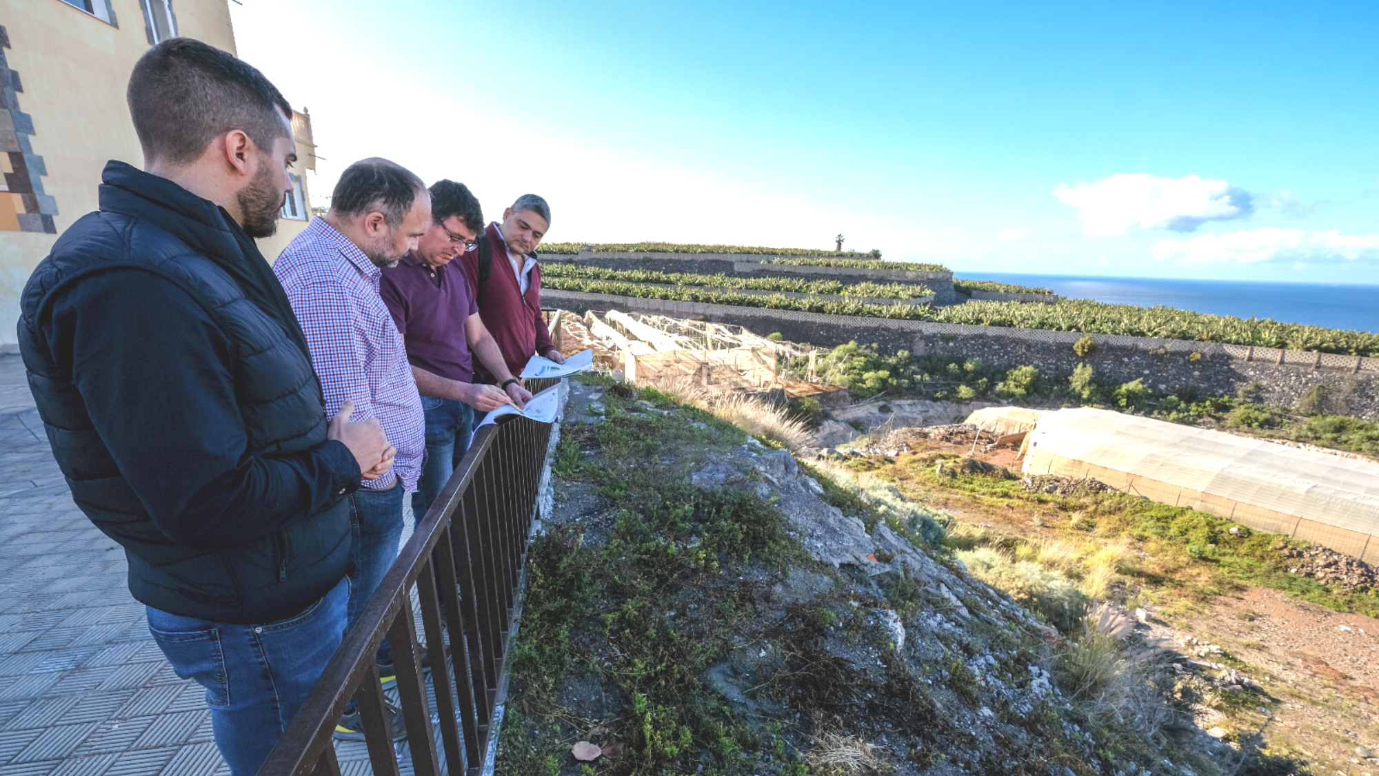 Visita de la Consejería de Transición Ecológica y del Ayuntamiento de Guía de Isora a la zona donde se instalará el Parque Sostenible de Piedra Hincada. / Consejería de Transición Ecológica