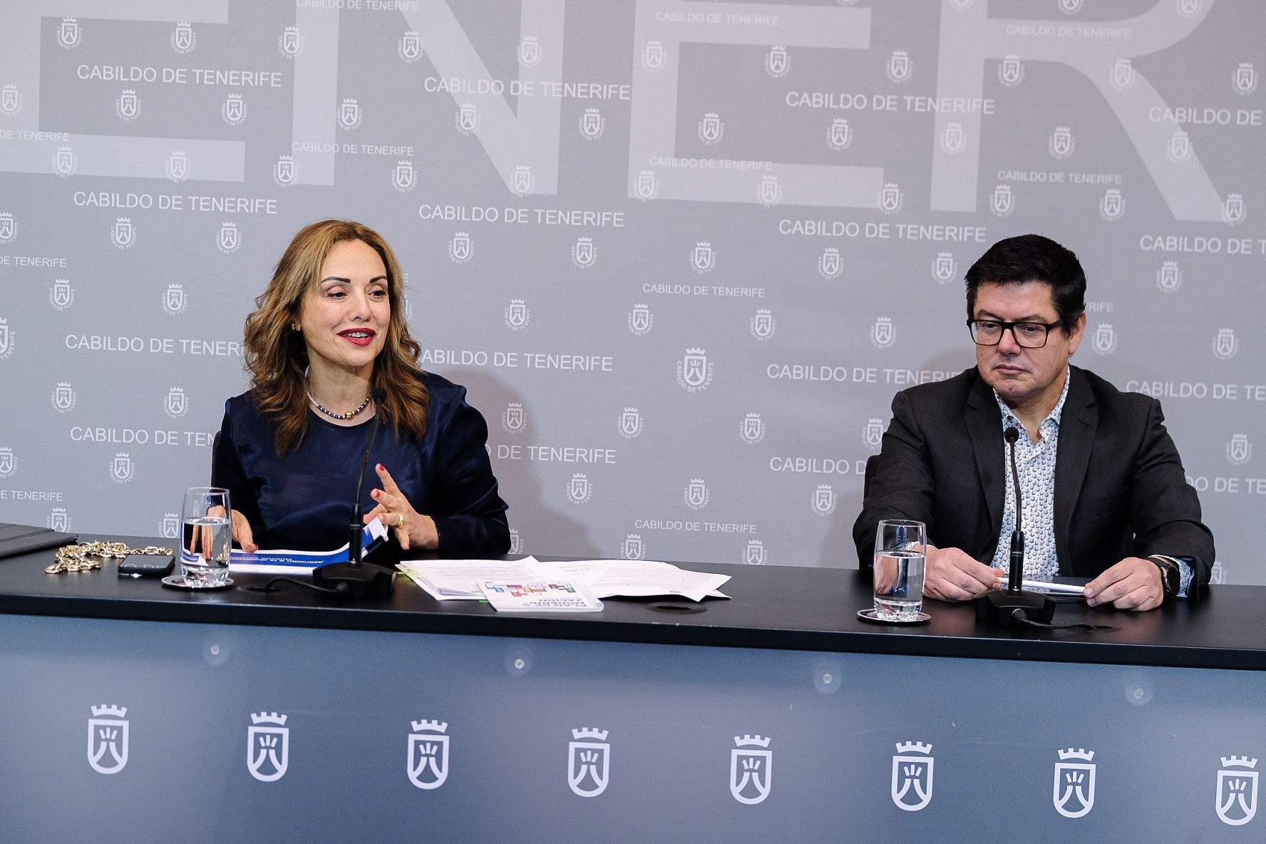 La vicepresidenta segunda del Cabildo de Tenerife, Berta Pérez, y el director insular de Modernización, Daniel González./
